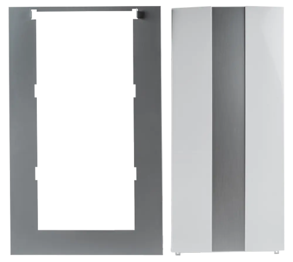 Grau lackierte Frontverkleidungen von Wolf für ein Split-Klimagerät, eine mit vertikaler Metallstruktur, eine als Rahmen ohne Füllung.